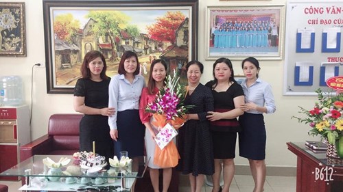 Tháng 11/2018  Công đoàn Trường mầm non Long Biên đã tặng hoa và quà sinh nhật cho 05 đồng chí